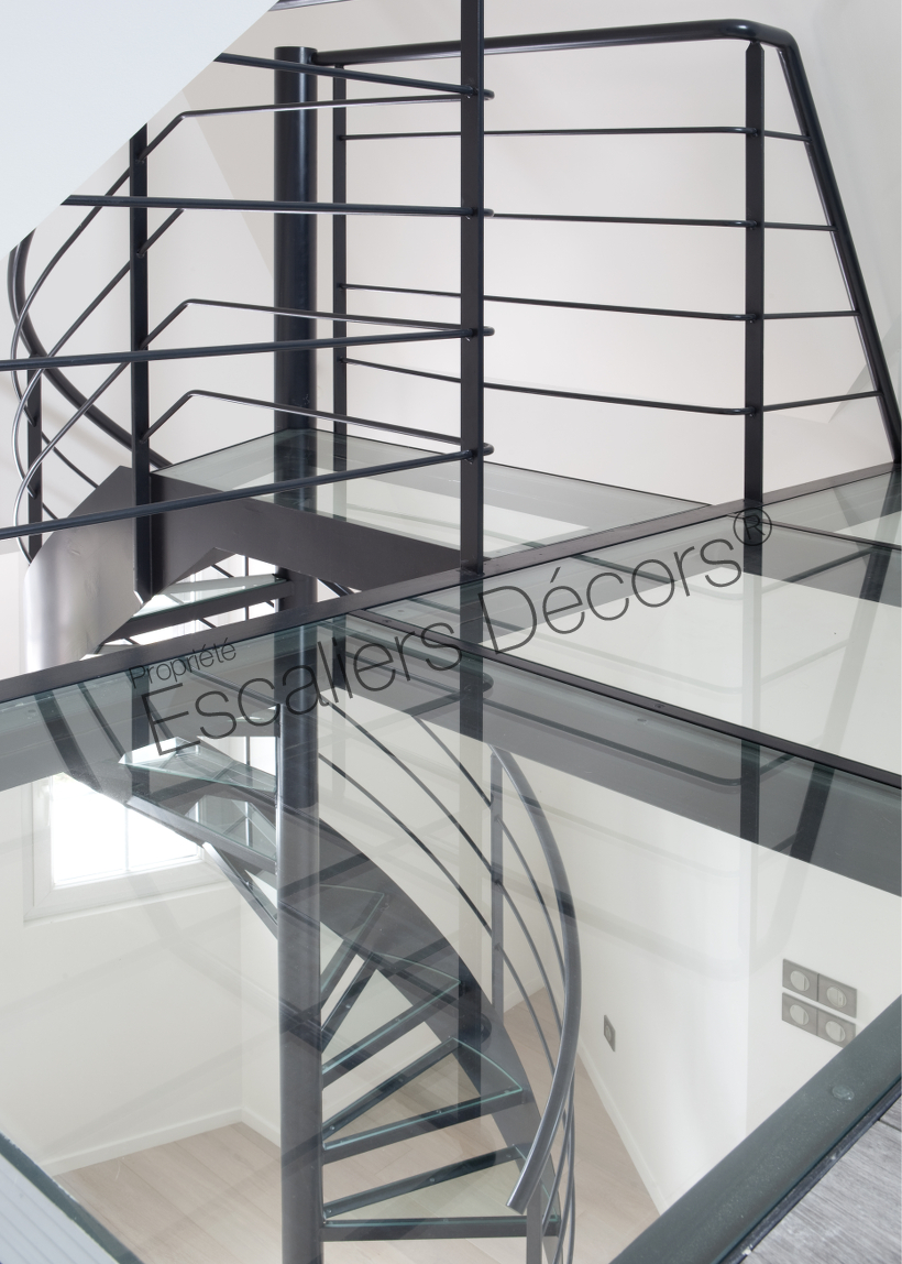 Photo DH82 - SPIR'DÉCO® Dalle de Verre. Escalier intérieur design en acier et verre pour une décoration contemporaine toute en transparence.